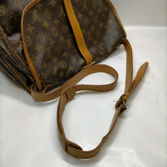 LOUIS VUITTON Authentic
Monogram Saumur 35 Handbag - Picture 5 of 11